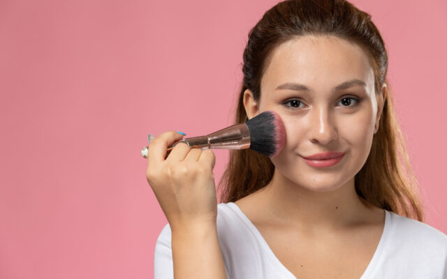 Konturowanie twarzy różem do policzków? Poznaj trend coquette make-up